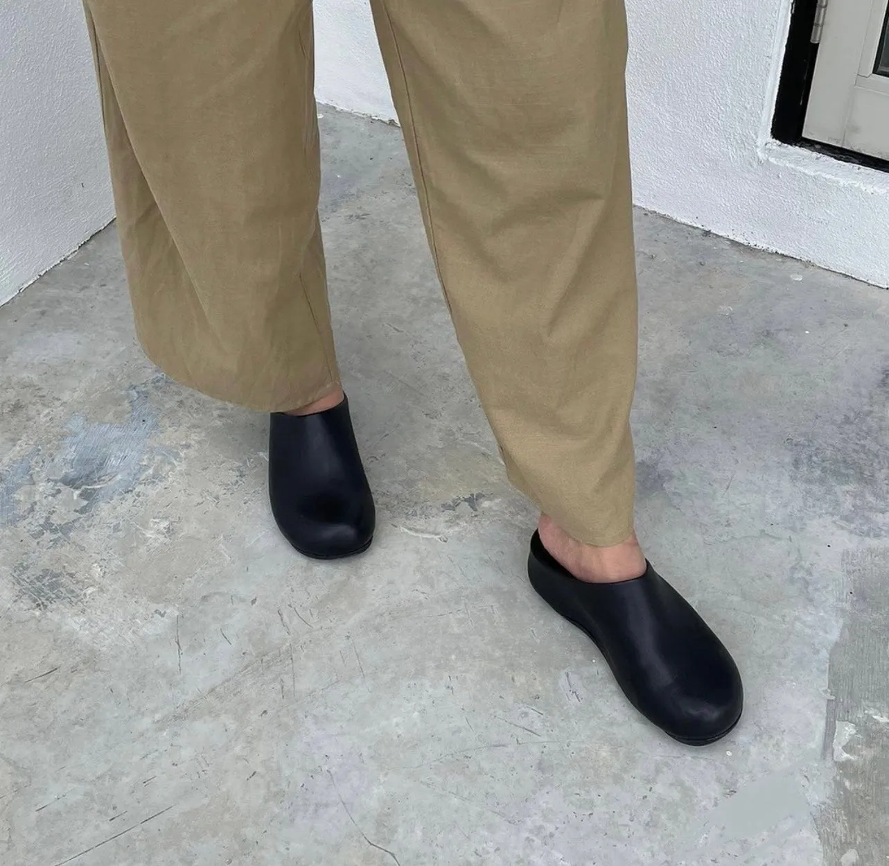 FitFlop SHUV Leather Clogs