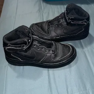 Nike Air Force 1 boy Mid '07 Sneakers Size 4