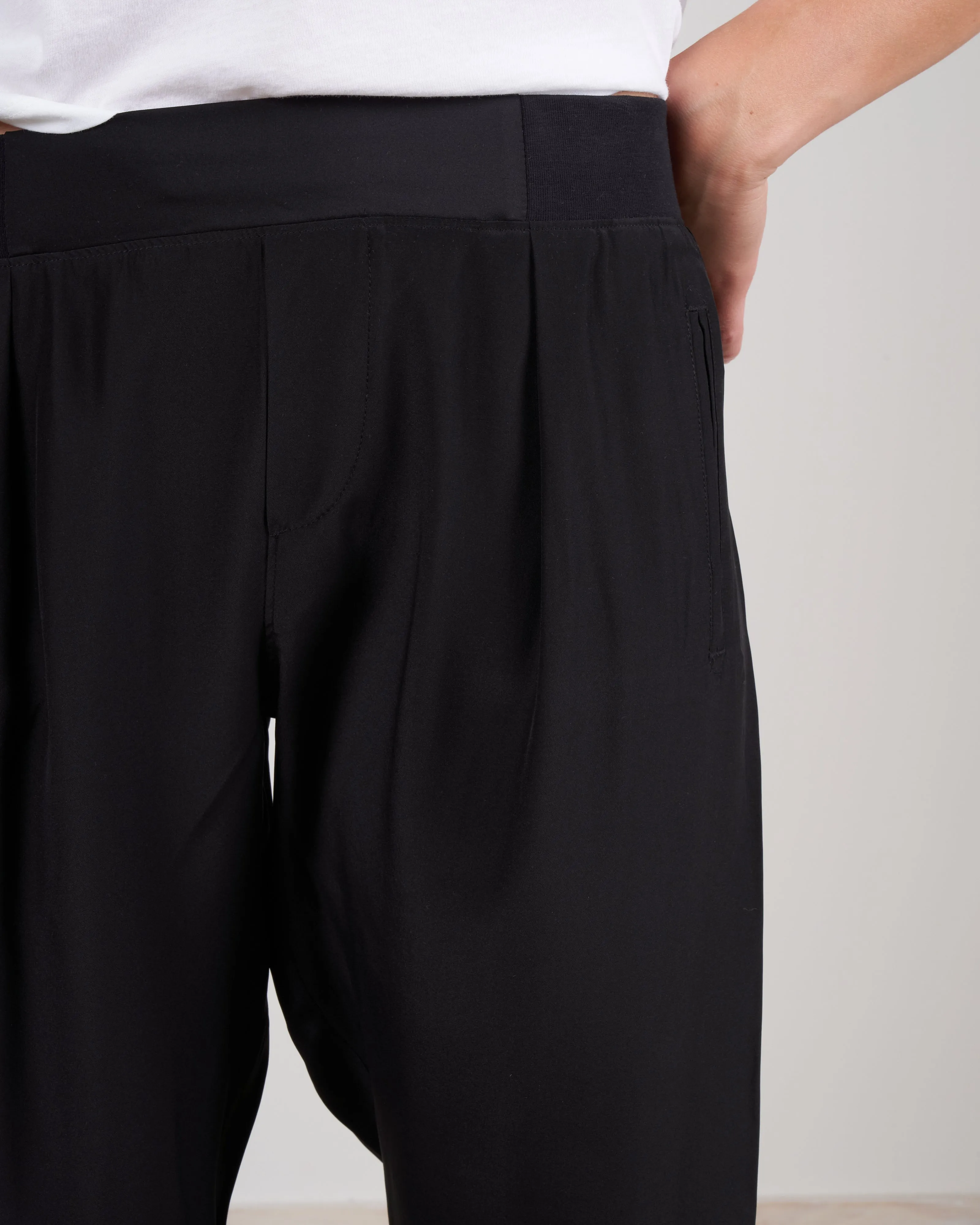 woven pull on pant - black